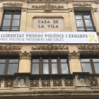 Fachada del Ayuntamiento de Valls con una pancarta por la libertad de los presos en la fachada.