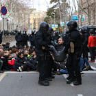 Un jove és desallotjat per agents dels Mossos d'Esquadra davant del TSJC