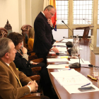 Carles Pellicer, con sus tenientes de alcalde, en un instante del pleno de presupuestos celebrado ayer.