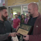 Marc Ribas entregando a Òscar del Taller el premio de 5.000 euros para invertir en su restaurante.