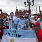 Aficionats argentins a Rússia, preparats per veure el debut de la seva selecció.