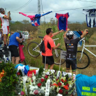 Els ciclistes penjant mallots en record de les dues víctimes just on van perdre la vida