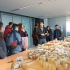 Estudiants visitant la universitat per informar-se del grau d'Arquitectura en una anterior edició de les portes obertes.