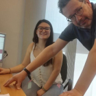 L'estudiant Maria Cerdà i el degà d'Enologia Joan Miquel Canals amb una mostra d'una pantalla de tast.