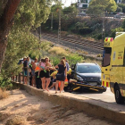 Un cotxe desfrenat ha atropellat a tres persones a l'entrada de Cala Romana.
