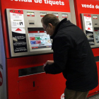 Imagen de archivo de un usuario delante de una máquina expendedora en el Metro de BArcelona.