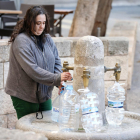 Imagen de Elisabet Alas llenando las garrafas en el Pallol.