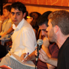 El regidor de la CUP, Marc Font, intervenint al ple amb el regidor del PP, Francis Álvarez, mirant-lo atentament