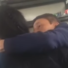Captura del vídeo en el momento en el cual el profesor intenta dar un beso a la alumna.