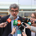 Els advocats de Sànchez i Cuixart, Jordi Pina i Marina Roig, fent declaracions a la porta de Soto del Real