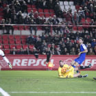 Moment en què Álvaro Vázquez anota el gol contra el Reus