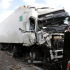 Imagen de uno de los camiones implicados en el accidente en la A-2, en Ribera d'Ondara.