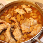 L'Arrossejat és una recepta tradicional formada per dos plats: un de fideus rossos i un de patates amb rap.