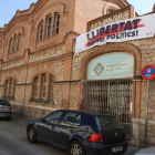 La fachada del Consejo Comarcal del Baix Camp, este domingo 25 de febrero, con la pancarta instalada.