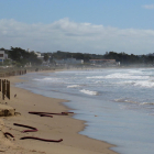 El temporal marítim ha fet que desaparegui bona part de la sorra de la platja.