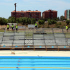 Los operarios instalando las graderías efímeras de la piscina de los Juegos Mediterráneos de Tarragona.