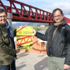 El president d'Amics i Amigues de l'Ebre, Marc March, i el responsable de l'empresa Terra Enllà, Andreu Caralt, davant del Pont Roig de Tortosa on tindrà lloc l'acte del 15 d'abril.