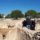 Plano general de la villa romana de los Munts, en Altafulla, y de un grupo de expertos visitante el espacio, donde se preserva uno de los conjuntos de baños privados más importantes de Cataluña.
