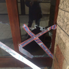El ladrón o ladrones han hecho un agujero en el cristal de la puerta principal para acceder al local.