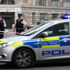 Agentes de la Policía ponen un perímetro de seguridad en el Parlamento británico en Londres.