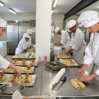 Imagen de archivo del Obrador de la Escuela de Hostelería de las Tierras del Ebro con los alumnos y profesores elaborando monas tradicionales de rosca y huevos duros.