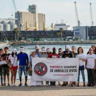 Imatge de la concentració en contra dels transport d'animals vius al Port de Tarragona.
