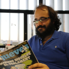 El director de la revista satírica 'El Jueves', Guille Martínez, leyendo un ejemplar.