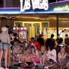 Imagen de archivo de un grupo de jóvenes saliente de fiesta por los locales de ocio nocturno de Salou.