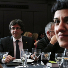 El president de la Generalitat, Carles Puigdemont, amb la diputada de la CUP Anna Gabriel.