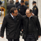 El diputado de Juntos per Catalunya Josep Rull coge por el hombro al candidato a la investidura y también diputado de JxCAT, Jordi Turull, antes de entrar en la sede del Tribunal Supremo.
