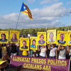 Los concentrados han exhibido carteles con las caras de los políticos encarcelados y exiliados.