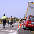 Imatge d'arxiu on es veuen els serveis d'emergència i mossos d'esquadra al costat del camió que ha xocat frontalment amb un turisme a la N-240.