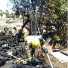 Imagen de la basura y de los troncos que han quemado en el incendio en Deltebre.