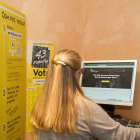 Un dels ordinadors que s'ha instal·lat a l'OAC per facilitar el vot.