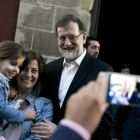 El president del govern espanyol, Mariano Rajoy, es fa una fotografia durant la seva passejada pel municipi gadità de El Puerto de Santa María.