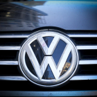 Logo de Volkswagen a la part frontal d'un cotxe.