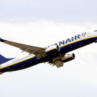 Un avión de Ryanair elevándose en el Aeropuerto de Reus.