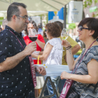 Imatge de dos tarragonins gaudint d'una copa de vi a la vintena edició de la Fira del Vi celebrada aquest cap de setmana.