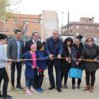 El alcalde de Tarragona, con representantes de la comunidad educativa del centro, cortando la cinta protocolaria.