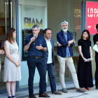 Pla general dels membres de la organització de la 15a edició de la Biennal d'Art Ciutat d'Amposta.