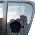 Imatge d'un dels cotxes afectats, amb una finestra trencada.