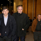 A la izquierda, Josep Maria Andreu, acompañado por los consejeros Antoine Jordà y Juan Morán, entrando en las oficinas del Nàstic.