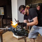 Grant Garmezy treballant l'escultura d'una iguana, dissabte.