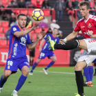 Manu Barreiro disputant una pilota al Nou Estadi durant el partit contra l'Oviedo.