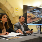 La concejala de Turismo del Ayuntamiento de Tarragona, Inma Rodríguez, en rueda de prensa con el gerente del Patronato Municipal de Turismo, Ángel Arenas.