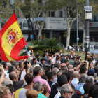 Una bandera española ondeando en la plaza Catalunya durante el acto de homenaje a las víctimas del 17-A.