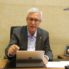 Plano medio del alcalde de Tarragona, Josep Fèlix Ballesteros, consultando su tableta. Imagen del 14 de mayo de 2018