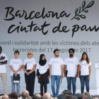 Pla general de l'escenari de plaça Catalunya on hi ha les vuit persones encarregades de llegir el manifest en record de les víctimes del 17-A.
