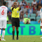 El árbitro del partido, durante el duelo entre Bélgica y Panamá.