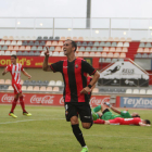 Miguel Linares celebra muy contento el gol anotado.